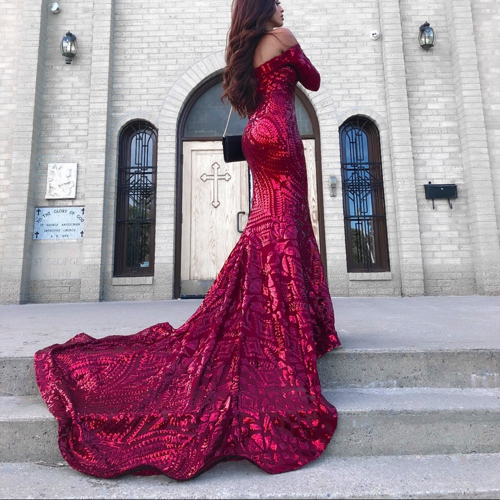 Elegant off the shoulder evening gown, great for prom, gala, wedding.